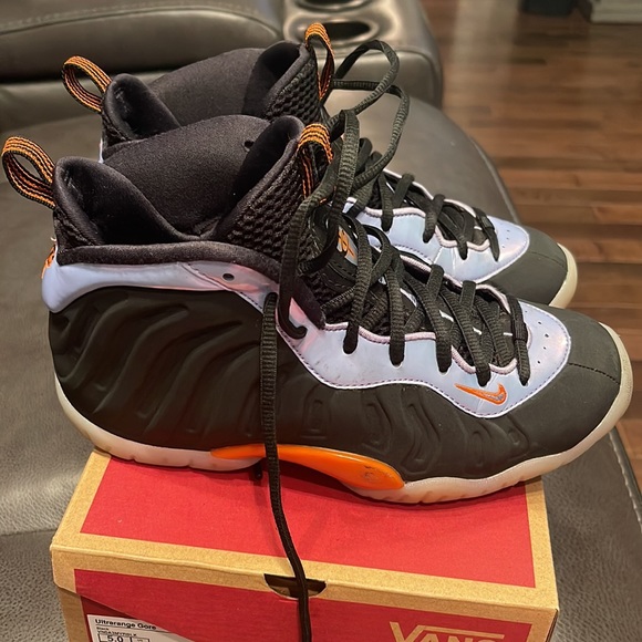 Nike sneakers size 4.5 great condition - Picture 2 of 3
